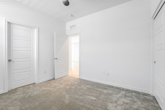 Building Photo - MULTI-GENERATIONAL New Build Home with En Suite In Skye Canyon!