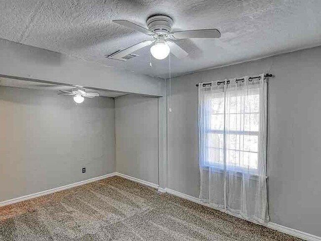 Building Photo - 425 E Hughbert St