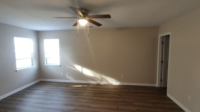 Building Photo - 813 S Dogwood Ln