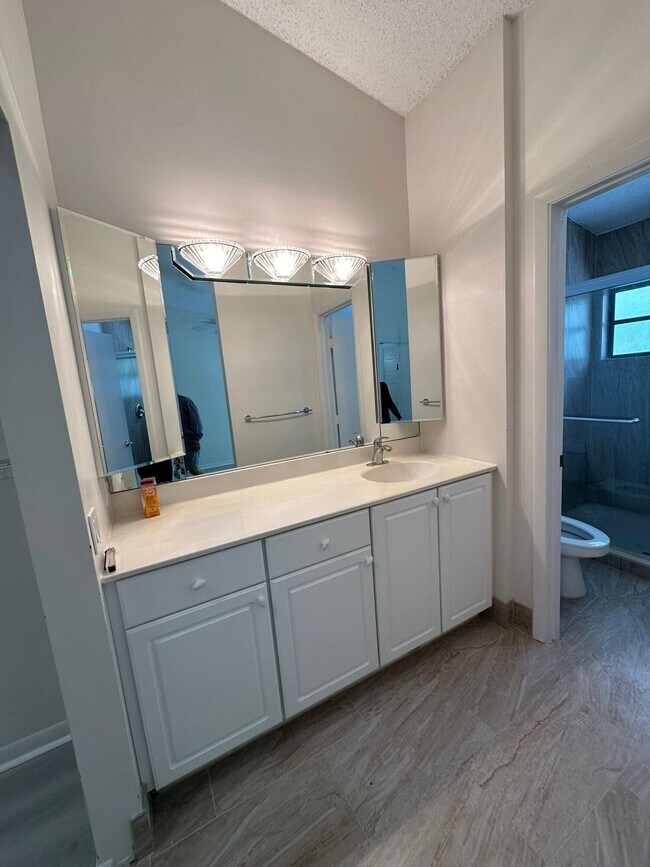 Building Photo - 7630 Lago Del Mar Dr