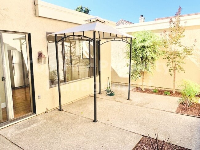 Building Photo - Beautifully updated 2 Bd/2 Ba, 1500 sf Walnut Creek Townhouse in desirable Rancho Dorado HOA avai...