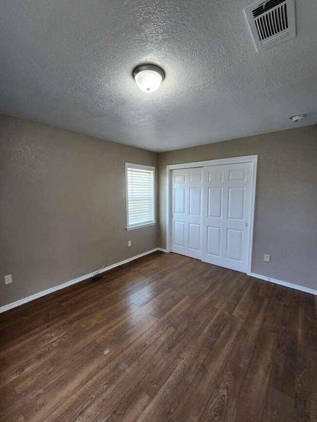 Building Photo - 3 bed 1 bath home with large backyard!