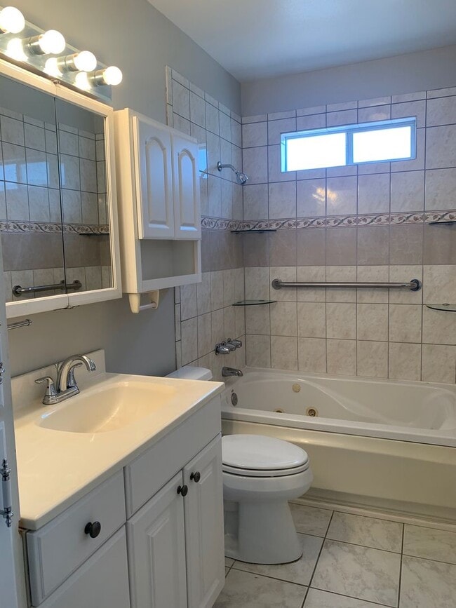 Building Photo - For Rent: Charming 2 Bed / 2 Bath Duplex i...