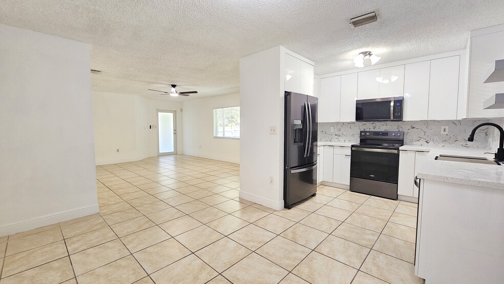 Building Photo - 10611 SW 170th Ter
