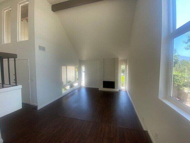 Building Photo - Mission Oaks