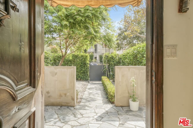 Building Photo - 1051 S Stanley Ave