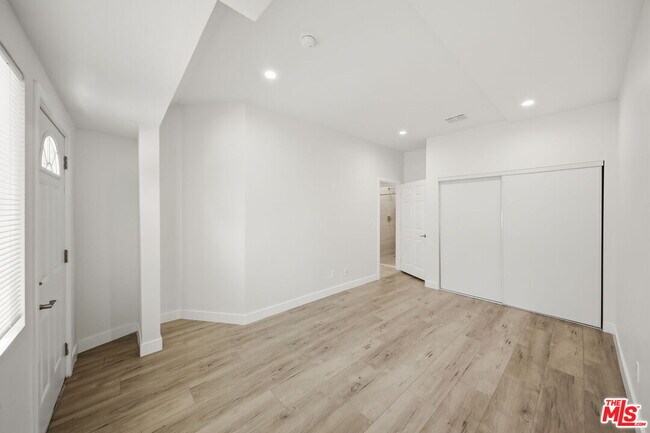 Building Photo - 2910 S Budlong Ave