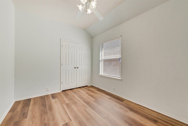 Building Photo - 2600 Spring Dr