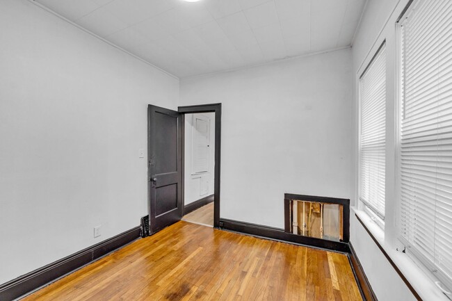 Building Photo - 3058 E 116th St