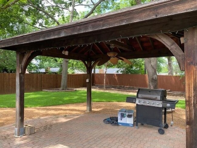 Building Photo - LOVELY 2 STORY IN GRAPEVINE! NOT EVEN 5 MI...