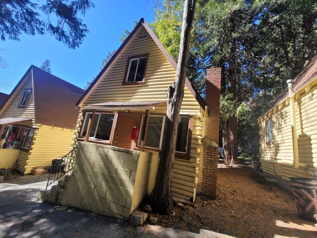 Building Photo - Cozy Cottage