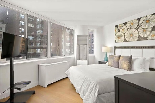 Building Photo - 420 E 54th St