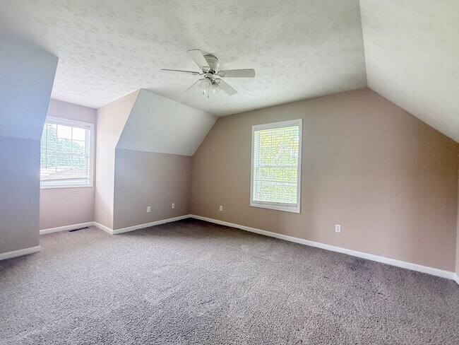 Building Photo - Pet-Friendly 3-Bedroom Home with Garage, Screened-In Porch & Spacious Bedrooms