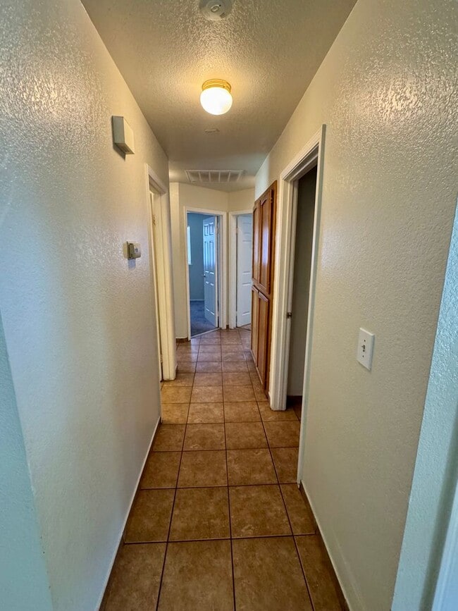 Building Photo - Nice 3 bed 2 bath house on a corner lot, a...