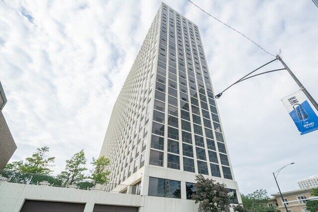 Building Photo - 4343 N Clarendon Ave