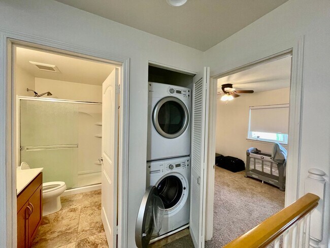 Building Photo - 2bed/2.5 bath PET FRIENDLY Townhome Availa...