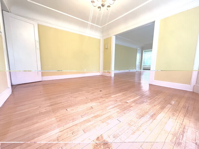 Building Photo - 2533 N Lake Dr