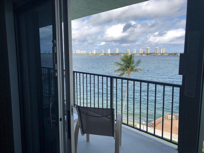 Building Photo - 3040 Lake Shore Dr