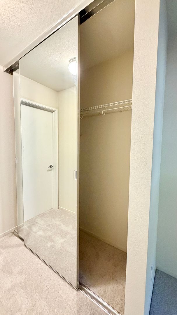 Building Photo - Remodeled 1 Bed 1 Bath Condo. Stainless Steel Appliances. Pool and Hot Tub