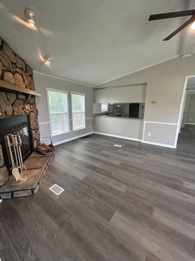 Building Photo - 208 Green Branch Ct