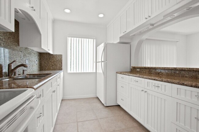 Building Photo - 1037 10th St