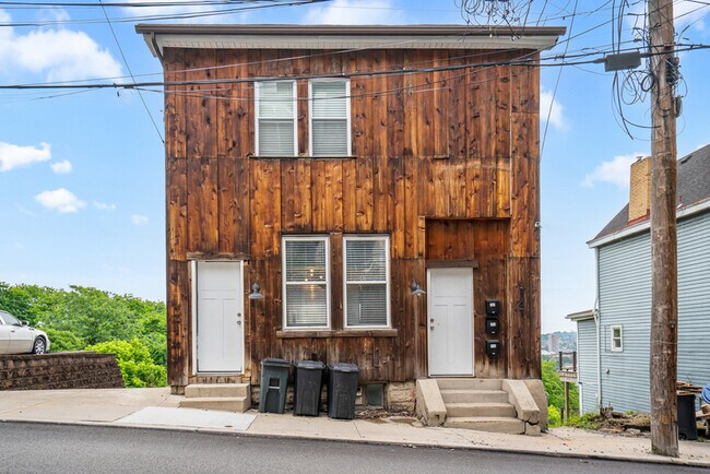 Building Photo - 139-141-141 E Sycamore St