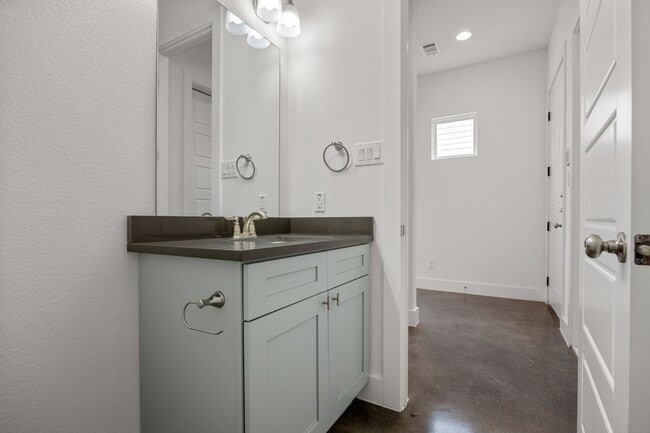 Building Photo - Spacious and Modern Townhome!