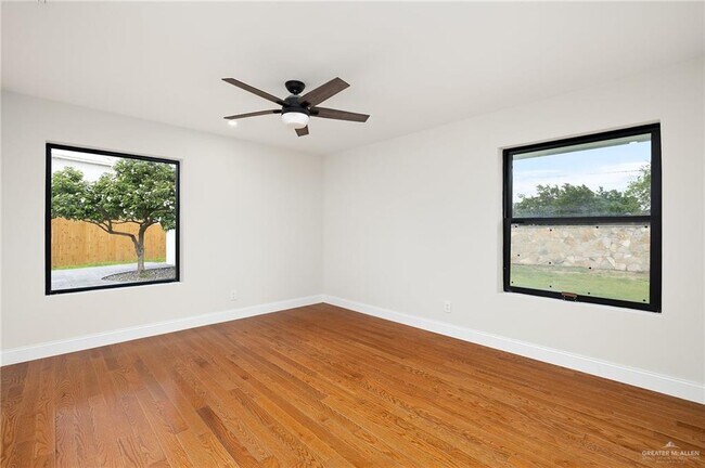 Building Photo - 12304 Lakeview Dr