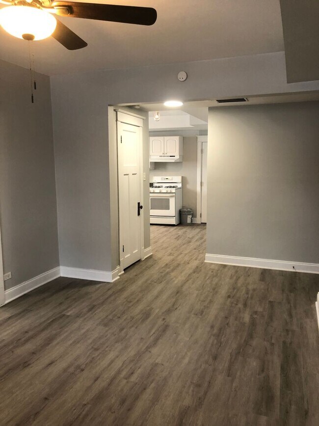 Building Photo - 3614 N. Paulina-3614-G