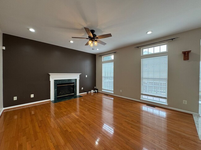 Building Photo - Stunning  4 Bed 3 Bath Home With Spacious ...