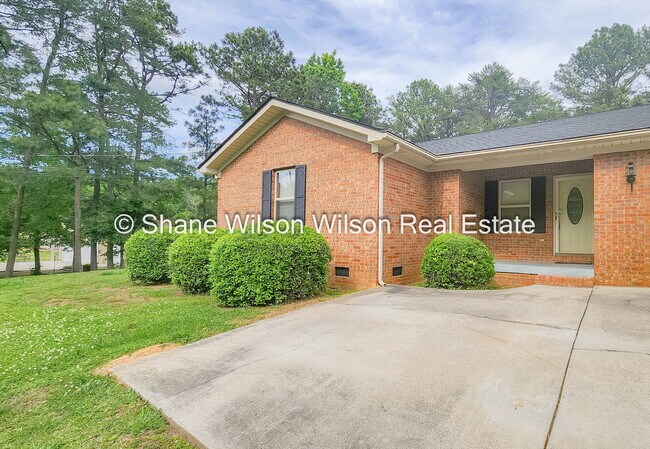 Building Photo - Spacious 2 Bedroom 2 Bath Duplex nestled in a quiet neighborhood in south Dalton.  ALL UTILITIES ...
