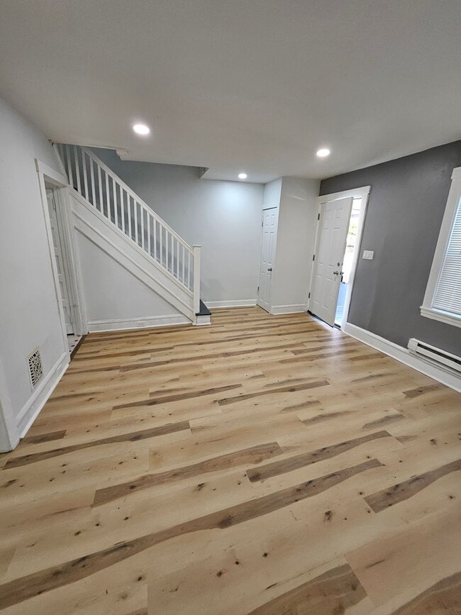 Building Photo - Bright and Airy 3 bedroom for rent-Vouchers Welcome