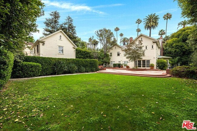 Building Photo - 809 N Bedford Dr