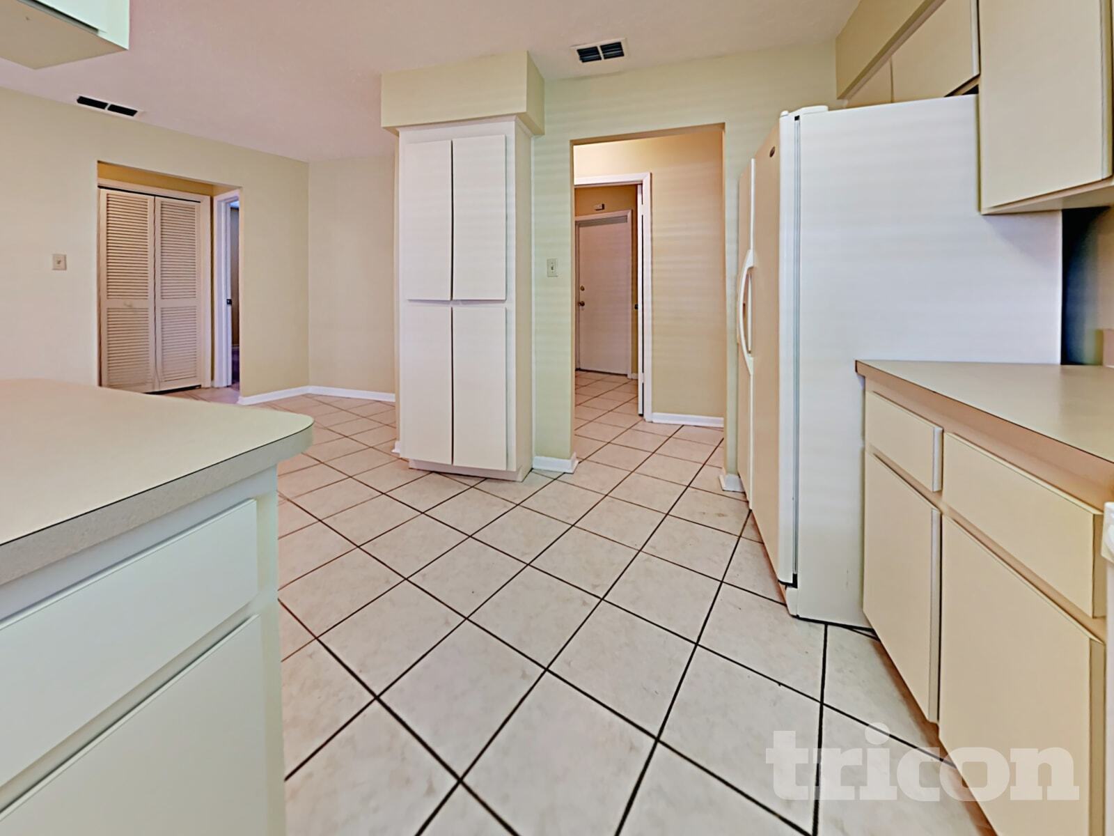 Building Photo - 610 Oakmoss Dr