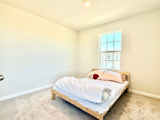 Building Photo - Fresh & modern-living in this 3Bedrooms/2.5Bath end-unit Lady Lake townhome!