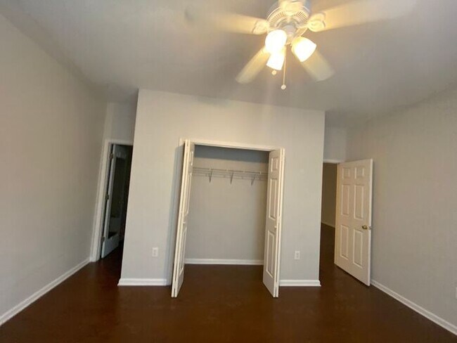 Building Photo - 3 miles to Wrightsville Beach! 1 Block fro...