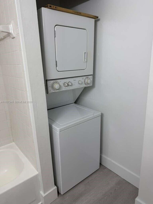 Building Photo - 10020 Winding Lake Rd