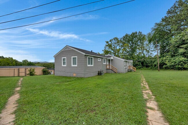 Building Photo - 2 Bed 1 Bath Completely renovated apt - appliances/water provided $900