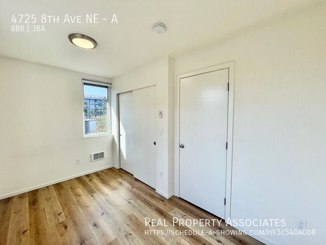 Building Photo - Spacious Modern Townhome in UD!! **Septemb...