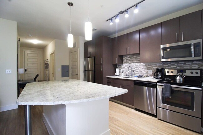 Building Photo - 1957 Fountain View Dr