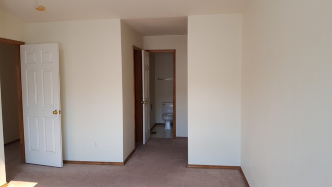 Building Photo - Nice 3 bedroom, 2 1/2 bath Townhome in Nor...