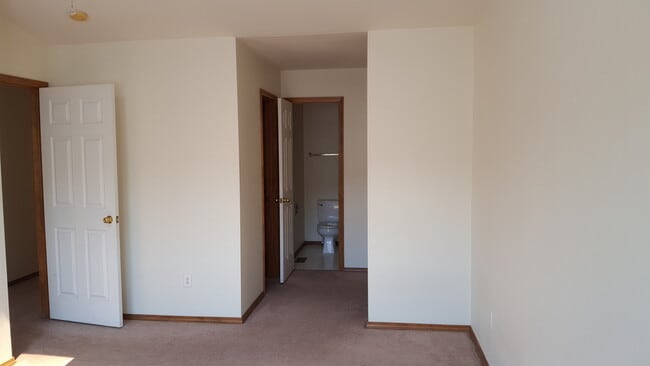 Building Photo - Nice 3 bedroom, 2 1/2 bath Townhome in North Colorado Springs