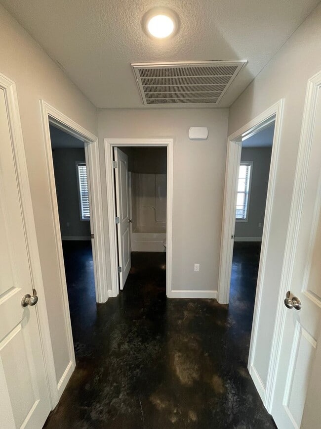 Building Photo - 337 Wolf Den Dr