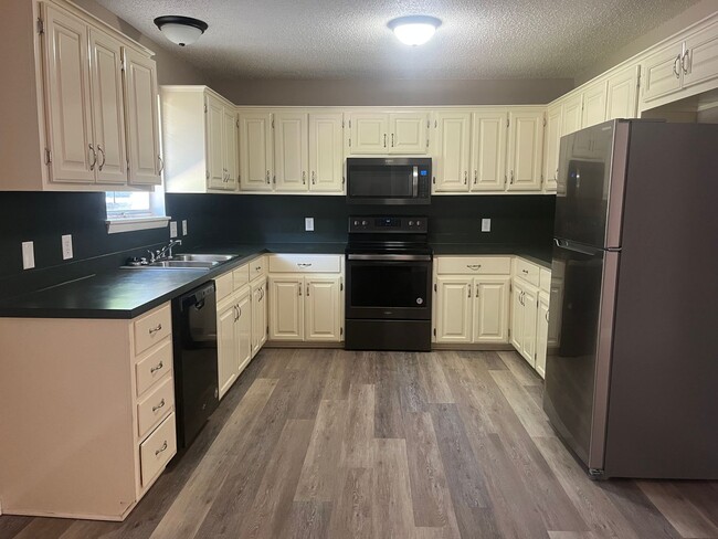 Building Photo - Spacious 4 bedroom 1.5 bath house