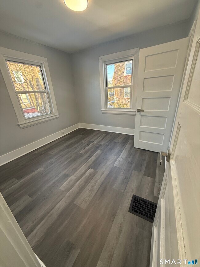 Building Photo - 36-40-40 Carver St