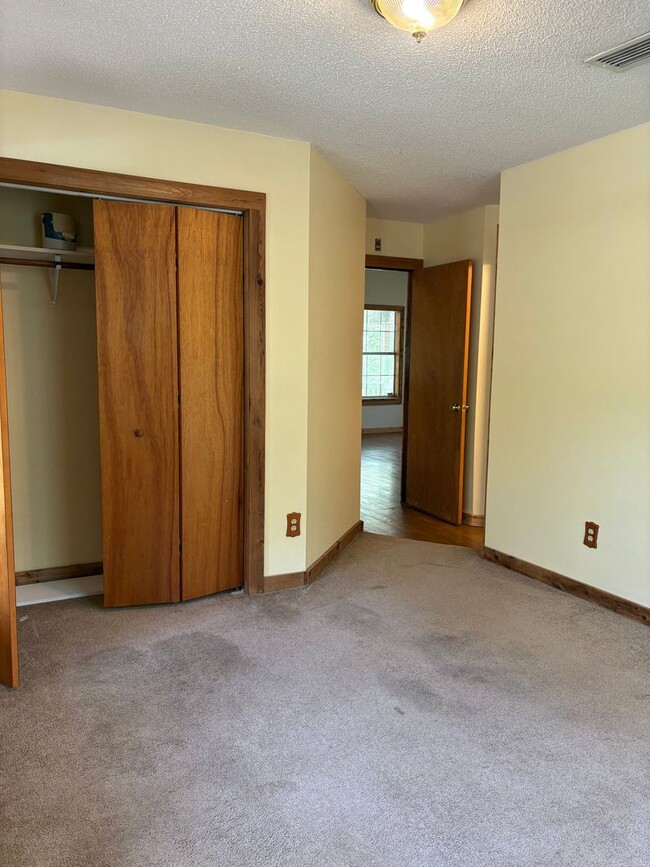 Building Photo - Cozy 2 Bedroom Retreat Available SOON!