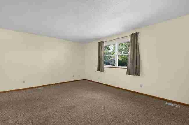 Building Photo - 657 E Crest Dr