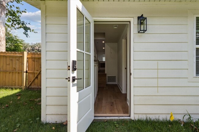 Building Photo - Newly Renovated Coastal Cottage for Lease!