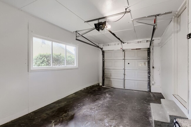 Building Photo - South Tabor — 2BR/1BA Home with Attached Garage