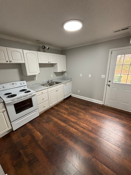 Building Photo - 5731 SW Acres Dr